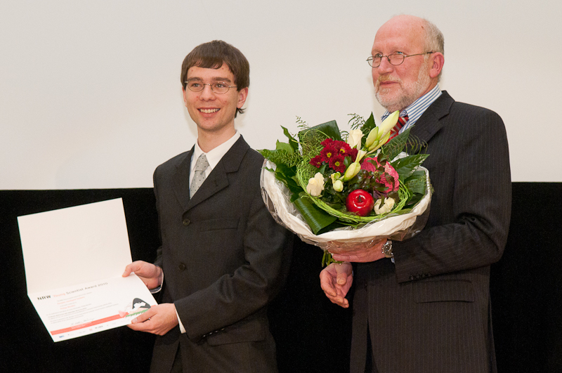 Prof. Dr. Hans Kleine B&uuml;ning gratuliert Philipp Wendler zum diesj&auml;hrigen NRW Young Scientist Award (Foto: Robert Timmermann)