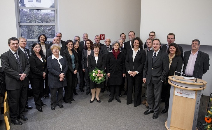 Prof. Dr. Judit Simon (Mitte) bei der feierlichen Verleihung der Ehrendoktorw&uuml;rde. Unter anderem gratulierten Vizepr&auml;sident Prof. Dr. Mih&aacute;ly G&ouml;r&ouml;g (Corvinus Universit&auml;t, 6.v.l.), Dekanin Prof. Dr. Zita Zoltayn&eacute; Paprika (Corvinus Universit&auml;t, 3.v.l.), Dekanin Prof. Dr. Marina Fiedler (Universit&auml;t Passau, 7.v.r.), der ehemalige Pr&auml;sident der Universit&auml;t Passau, Prof. Dr. Walter Schweitzer (Reihe hinten, 5.v.l.), sowie Professorinnen, Professoren und Emeriti aus den wirtschaftswissenschaftlichen Fakult&auml;ten beider Universit&auml;ten.