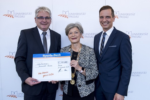 Johannes Lechner, Vorstand des Bankhauses und Andreas Raitner, Leiter der Sparda-Bank-Filiale Passau, &uuml;bergeben im Namen der Stiftung den Spendenscheck an Universit&auml;tspr&auml;sidentin Prof. Dr. Carola Jungwirth