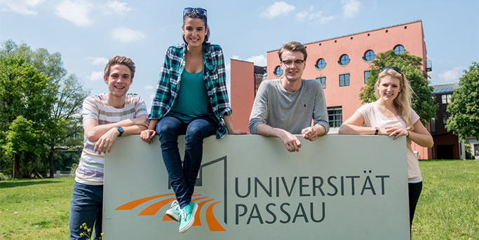 Studierende der Universit&auml;t Passau auf der Wiese am Nikolakloster