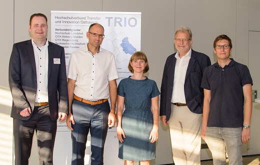 Gruppenfoto mit Prof. Dr. Christian Seel (HAW Landshut), Dr. G&uuml;nther Hribek (Universit&auml;t Passau), Simone Kaiser (CeRRI), Prof. Dr. Burkhard Freitag (Universit&auml;t Passau), Prof. Dr. Markus Heckner (OTH Regensburg).