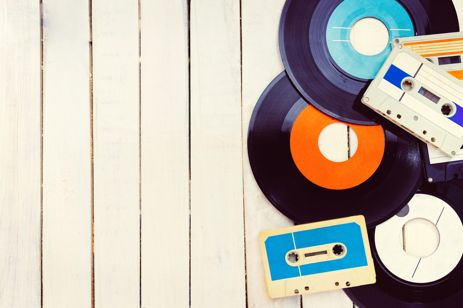Bunte Schallplatten vor wei&szlig;em, h&ouml;lzernem Hintergrund