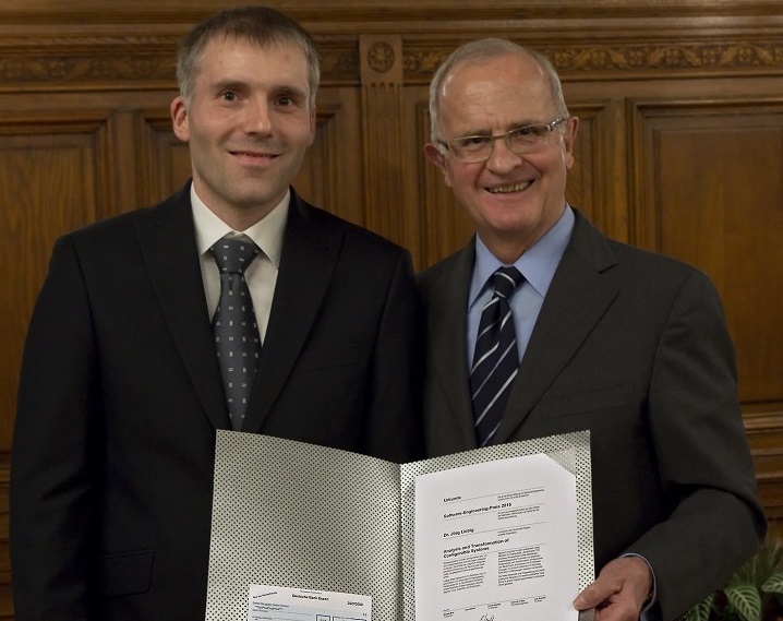 Preistr&auml;ger Dr. J&ouml;rg Liebig mit Prof. Dr. Ernst Denert. Foto: Herbert Pohlai
