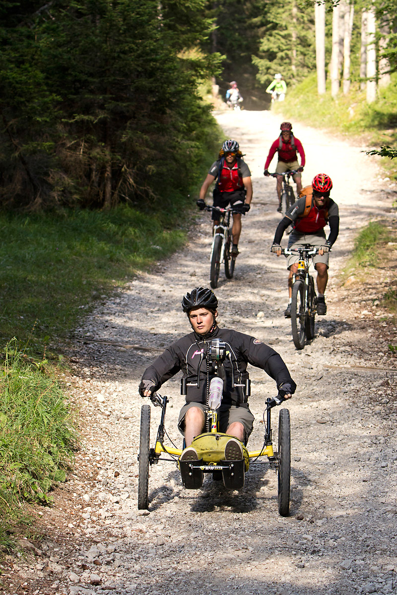 Felix Brunner w&auml;hrend seiner Alpen&uuml;berquerung mit dem Handbike. Foto: Simon Toplak