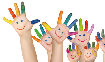 bunt und mit l&auml;chelnden Smileys bemalte Kinderh&auml;nde