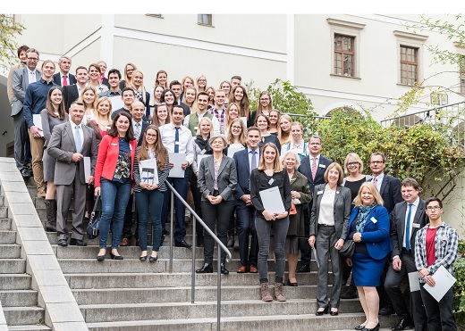 Gruppenbild der Stipendiatinnen und Stipendiaten sowie ihrer F&ouml;rderer