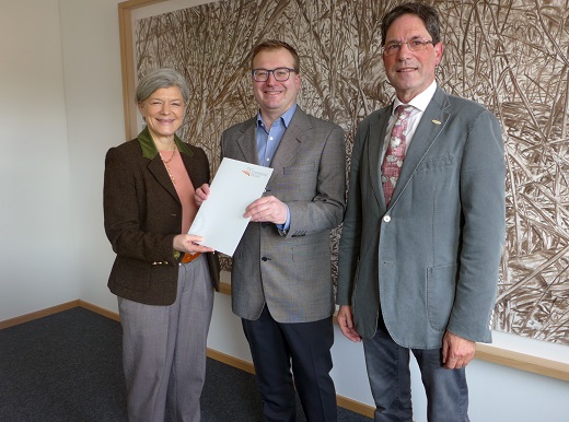 Universit&auml;tspr&auml;sidentin Prof. Dr. Carola Jungwirth &uuml;berreichte die Ernennungsurkunde an Prof. Dr. Ignaz Rutter im Beisein von Prof. Christian Lengauer, Dekan der Fakult&auml;t f&uuml;r Informatik und Mathematik.