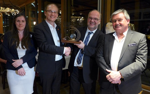 Gruppenbild von Jurymitglied und Laudatorin Ninja Marnau, Preistr&auml;ger Christian Bennefeld von eBlocker, Prof. Dr. Dirk Heckmann und K&uuml;nstler Josef Nistler.