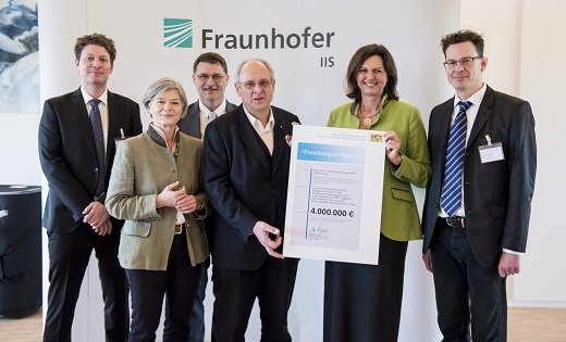 Prof. Dr. Jochen Hiller, Leiter des Fraunhofer-Anwendungszentrums "Computertomographie in der Messtechnik" an der TH Deggendorf, Prof. Dr. Carola Jungwirth, Pr&auml;sidentin der Universit&auml;t Passau, Prof. Dr. Tomas Sauer, Leiter der Fraunhofer-Forschergruppe "Wissensbasierte Bildverarbeitung" an der Universit&auml;t Passau, Prof. Dr. Randolf Hanke, Bereichsleiter Fraunhofer EZRT und stellvertretender Leiter des Fraunhofer-Instituts f&uuml;r Integrierte Schaltungen, Staatsministerin Ilse Aigner, Dr. Gregor Jaburek, Kanzler der TH Deggendorf.
