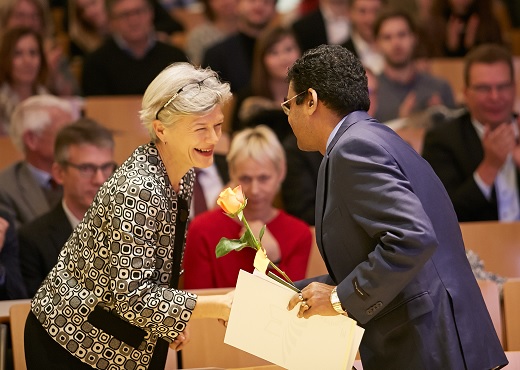 Prof. Dr. Carola Jungwirth gratuliert Prof. Dr. Chandrasekharan Rajendran zur Ehrendoktorw&uuml;rde der Wirtschaftswisenschaftlichen Fakult&auml;t