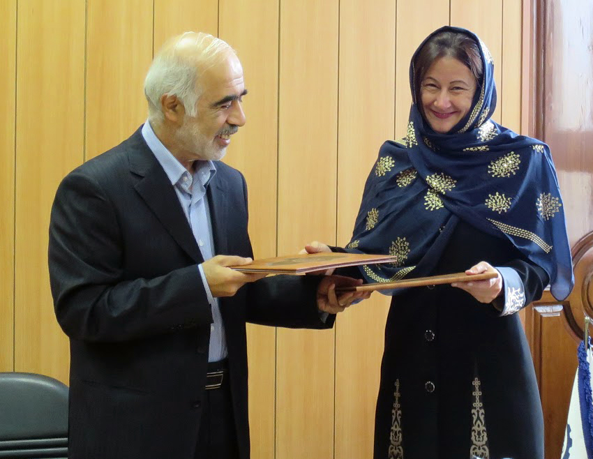 Bildhinweis: Prof. Dr. Ahmad Motamedi, Pr&auml;sident der Amirkabir University of Technology in Teheran und Prof. Dr. Ursula Reutner, Vizepr&auml;sidentin f&uuml;r Internationale Beziehungen der Universit&auml;t Passau. Foto: Universit&auml;t Passau