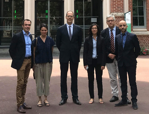 Gruppenfoto von Ioannis Panoussis (Dekan der Juristischen Fakult&auml;t der Universit&eacute; Catholique de Lille, von links), Isabelle Minez (Leiterin des Auslandsamtes der Universit&eacute; Catholique de Lille), Prof. Dr. Thomas Riehm (Universit&auml;t Passau), Aur&eacute;lie Thieriet-Duquesne (Akademische Betreuerin des Studienganges auf Seiten der Universit&eacute; Catholique de Lille), Xavier Pacreau (Verantwortlicher f&uuml;r die Masterstudieng&auml;nge auf Seiten der Universit&eacute; Catholique de Lille), Aur&eacute;lien Raccah (Vizedekan der Juristischen Fakult&auml;t der Universit&eacute; de Lille).