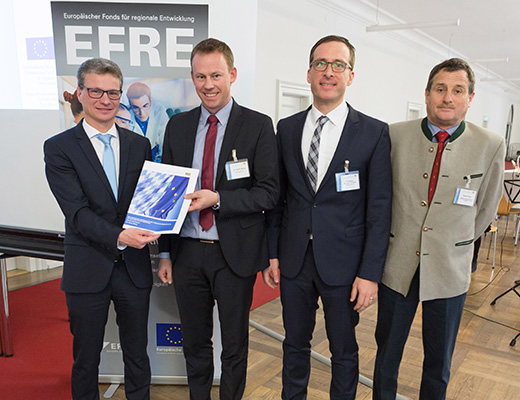 (von links): Wissenschaftsstaatssekret&auml;r Bernd Sibler, Dr. Stefan Mang, Prof. Dr. Jan Schumann (beide Universit&auml;t Passau) und Helmut Potje, Referent f&uuml;r EU-Wissenschaftsangelegenheiten am Bayerischen Staatsministerium f&uuml;r Bildung und Kultus, Wissenschaft und Kunst. Foto: Steffen Leiprecht