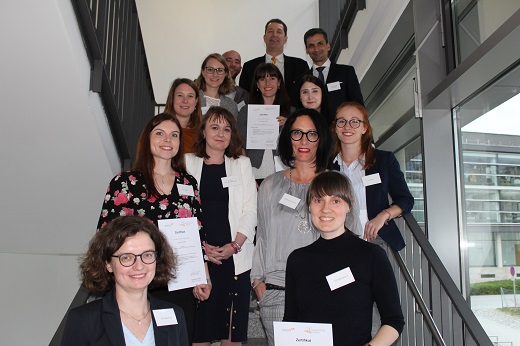 Gruppenfoto der Teilnehmerinnen des 5. Jahrgangs von mentUP+ mit Gleichstellungsreferentin Dr. Claudia Krell, Vizepr&auml;sident Prof. Dr. J&ouml;rg Fedtke, Projektkoordinator Dr. Benedikt Kuhnen und Prof. Dr. Rodrigo Isidor.