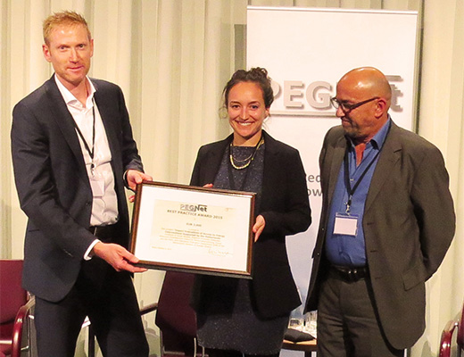 Prof. Dr. Michael Grimm (Universit&auml;t Passau, v.l.) und Luciane Lenz (RWI Essen) nahmen den Preis von Prof. Dr. Manfred Wiebelt (PEGNet) in Berlin entgegen.