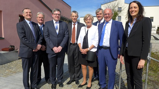 Gruppenfoto mit Prof. Dr. Sebastian M&uuml;ller-Franken, Prof. Dr. Joachim Schmitt, Prof. Dr. Rainer Wernsmann, Dr. Friedrich Loschelder, Ursula S&ouml;hn, Prof. Dr. Bernd Heuermann, Prof. Dr. Hartmut S&ouml;hn, Prof. Dr. Daniela Wawra.