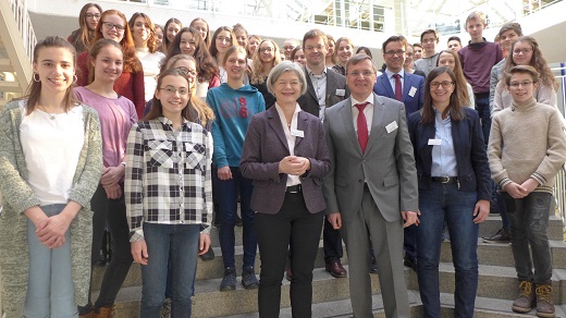 Gruppenfoto der Teilnehmerinnen und Teilnehmer der diesj&auml;hrigen Talentwerkstatt mit Pr&auml;sidentin Prof. Dr. Carola Jungwirth, Andreas Zenker, dem Ministerialbeauftragten Anselm R&auml;de, Thomas Schreiner und Studienberaterin Johanna Schmidt.