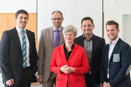 Bildhinweis (v.l.): Projektkoordinator Florian Philipp, Dr. G&uuml;nther Hribek, Gesch&auml;ftsf&uuml;hrer des Transferzentrums der Universit&auml;t Passau, Initiatorin Prof. Dr. Carola Jungwirth, sowie die Projektkoordinatoren Robert Richter und Robert Pfeffer. Foto: Florian Weichselbaumer