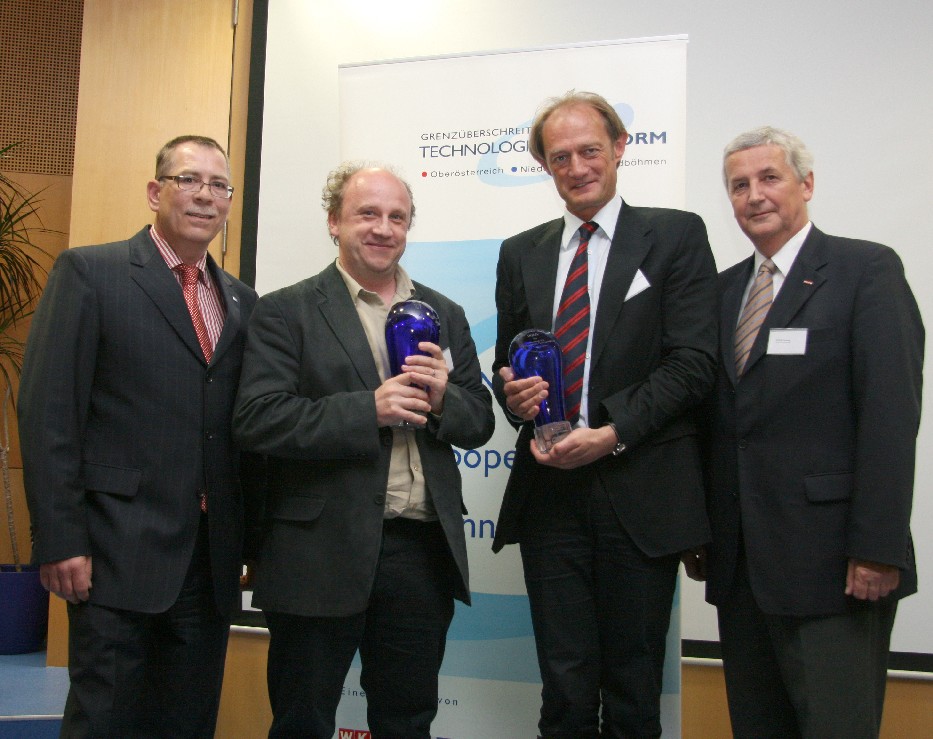 Von links: Martin Frank, stellvertretender Hauptgesch&auml;ftsf&uuml;hrer der IHK Niederbayern, Prof. Dr. Paul Lukowicz, Lehrstuhl f&uuml;r Eingebettete Systeme, Prof. Dr. Alois Ferscha, Institut f&uuml;r Pervasive Computing, Johannes Kepler Universit&auml;t Linz, und Dr. Christian Hofer, Direktor der WKO Ober&ouml;sterreich 