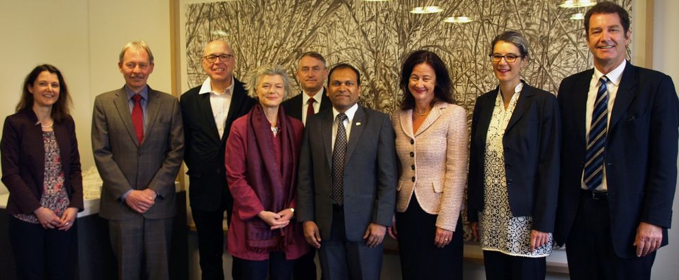 Das Bild zeigt in der Mitte  Präsidentin Prof. Dr. Carola Jungwirth, Generalkonsul Sugandh Rajaram sowie Vizepräsidentin Prof. Dr. Ursula Reutner. Außerdem von links: Barbara Zacharias (Leiterin der Abteilung Internationales und Studierendenservice), Prof. Dr. Joachim Posegga (Fakultät für Informatik und Mathematik), Prof. Dr. Hans Ziegler (Wirtschaftswissenschaftliche Fakultät), Prof. Dr. Franz Lehner (Dekan der Wirtschaftswissenschaftlichen Fakultät), Prof. Dr. Martina Padmanabhan (Philosophische Fakultät), Prof. Dr. Jörg Fedtke (Juristische Fakultät). Foto: Universität Passau