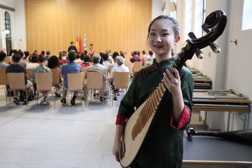 Zhao Pu mit ihrem Instrument Pipa (Schalenhalslaute)