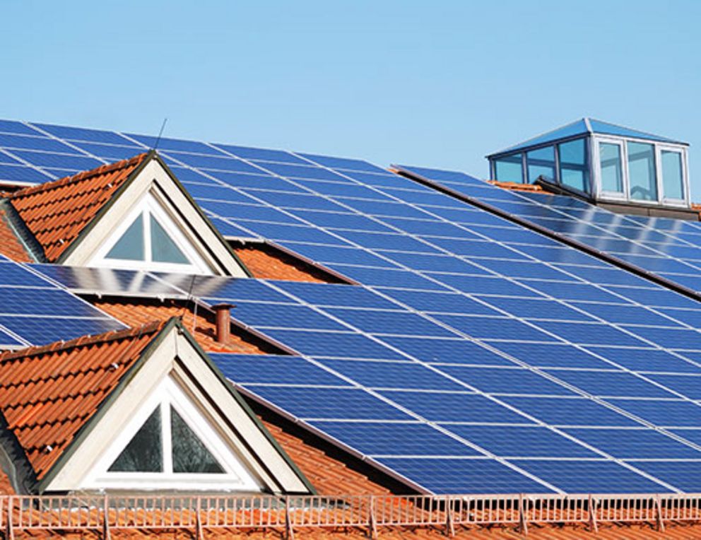 Photovoltaikanlage auf einem Haus: Viele private Stromerzeugerinnen und -erzeuger tragen zur Energiewende bei.
