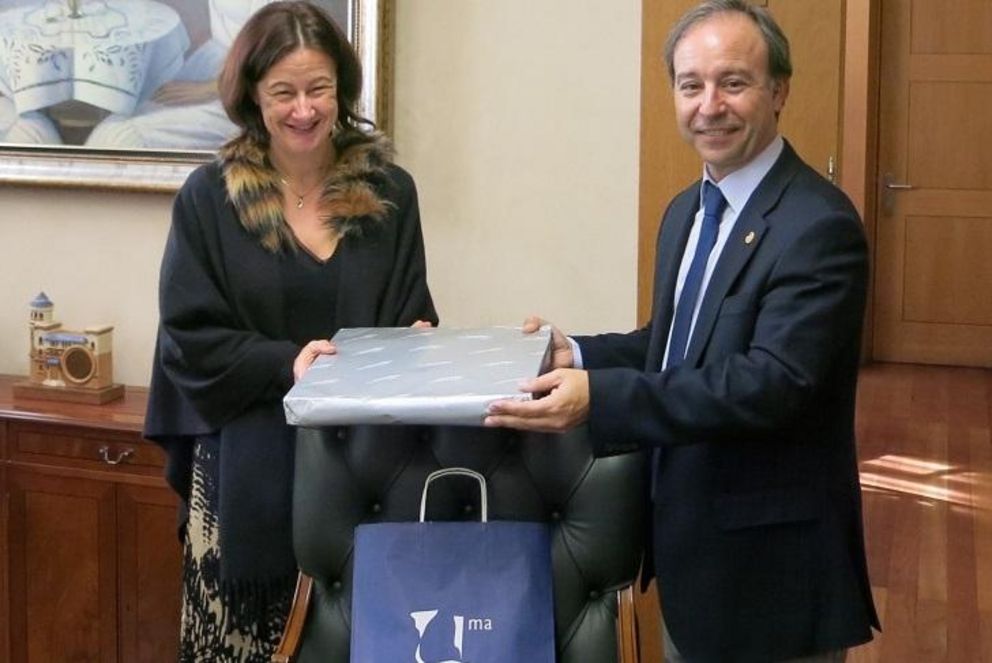 Vizepräsidentin Prof. Dr. Ursula Reutner übergibt ein Gastgeschenk an Vizepräsident Prof. Dr. Pedro Farias Battle.