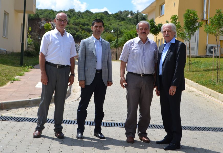 Das Bild zeigt (von links): Koordinator Prof. Furgac, Rektor Prof. Akanat, Dekan Prof. Köktas sowie Studiengangsleiter Prof. Struck.