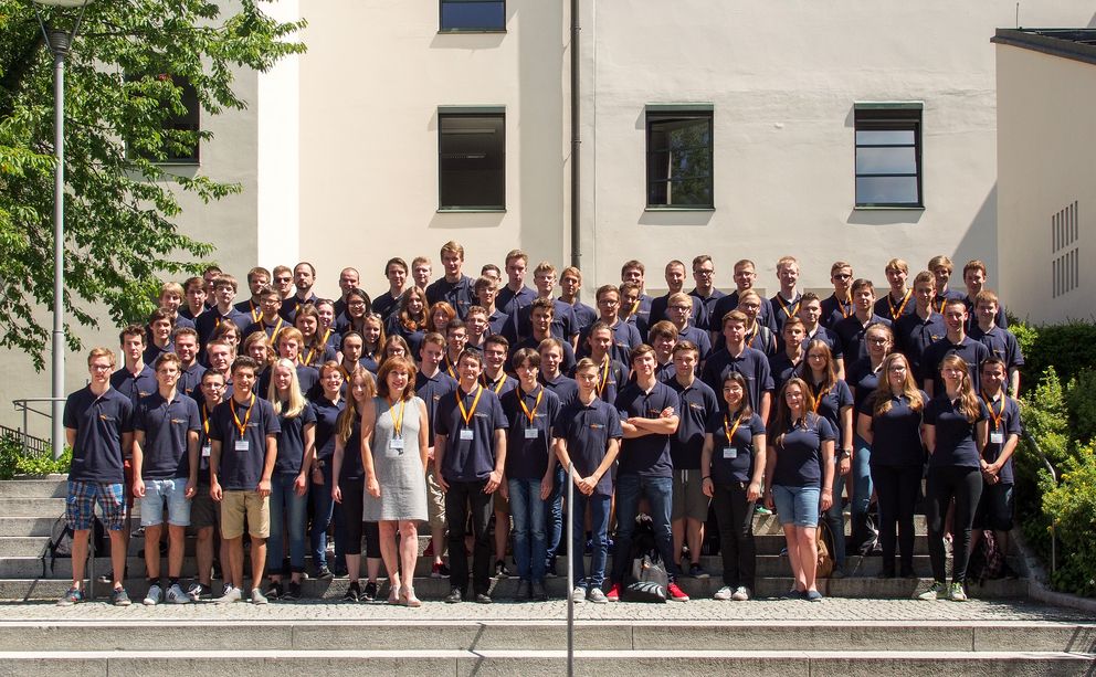 Bildhinweis: Die Teilnehmenden des Informatik-Sommercamps 2016 mit Prof. Dr. Dirk Beyer (1. Reihe, 5. von links) sowie ihren Betreuerinnen und Betreuern. Foto: Klaus Schießl