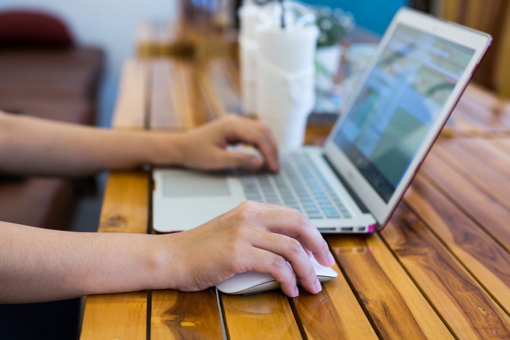 Laptop auf Holztisch