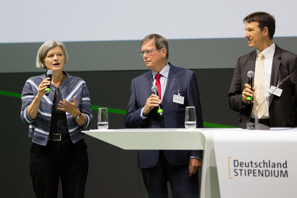 Prof. Dr. Carola Jungwirth im Gespräch mit Prof. Dr. Ralph Sonntag (r.) und Prof. Dr. Erhard Mielenhausen. Foto: TU München