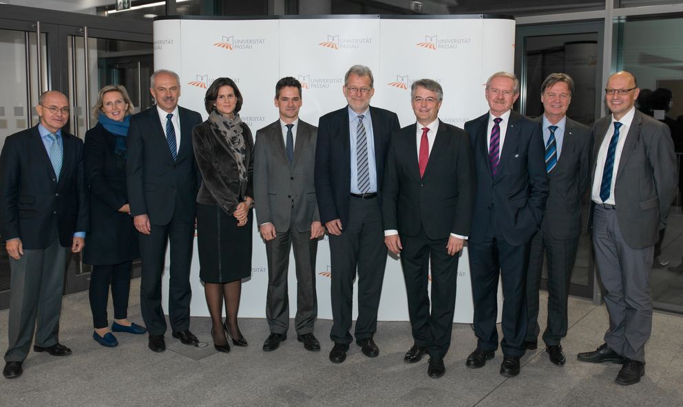 Präsident Prof. Dr. Burkhard Freitag mit den externen Mitgliedern des Universitätsrats (von links) Prof. Dr. Peter Steinbach, Simone Tucci-Diekmann, Wilhelm Rehm, Severine Fiegler, Jan Aits, dem neuen Vorsitzenden Prof. Dr. Bernd Grottel, Dr. Karl Huber, Walter Keilbart und OStD Dr. Roland Feucht. 