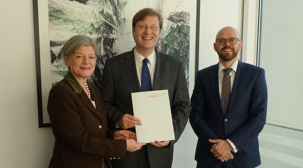 Präsidentin Prof. Dr. Carola Jungwirth und der Dekan der Juristischen Fakultät Prof. Dr. Christoph Herrmann überreichten die Ernennungsurkunde an Prof. Dr. Markus Würdinger.