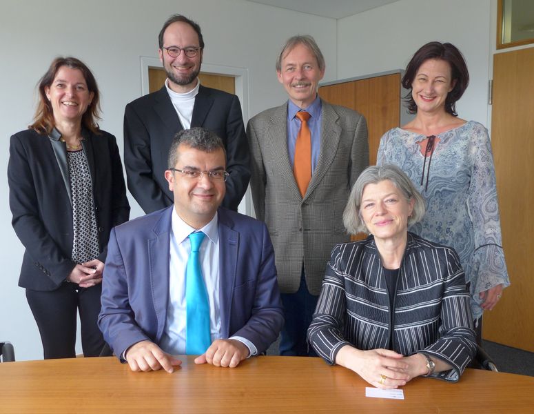 SUPCOM's President Mounir Frikha und University of Passau's President Carola Jungwirth after signing the double degree agreement. Also pictured (background, from left to right): Barbara Zacharias (Head of the International Office and Student Services), Professor Harald Kosch, Professor Joachim Posegga and Vice President Ursula Reutner. Photo: University of Passau