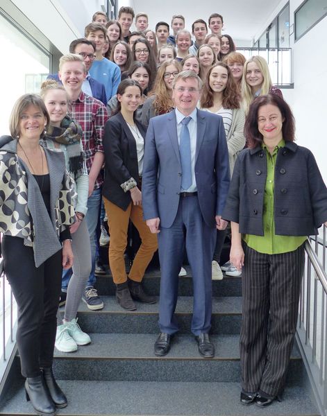 Die Teilnehmerinnen und Teilnehmer der Talentwerkstatt mit Ltd. OStD Anselm Räde (Mitte), Vizepräsidentin Prof. Dr. Ursula Reutner (r.) und Dr. Ulrike Bunge (Leiterin der Studienberatung, l.). Foto: Universität Passau