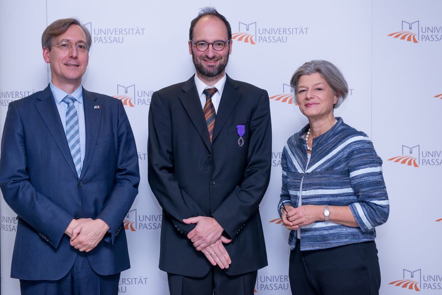 Jean-Claude Brunet, Generalkonsul der französischen Republik in München, Prof. Dr. Harald Kosch, Professor am Lehrstuhl für Informatik mit Schwerpunkt Verteilte Informationssysteme, und Prof. Dr. Carola Jungwirth, Präsidentin der Universität Passau (von links)