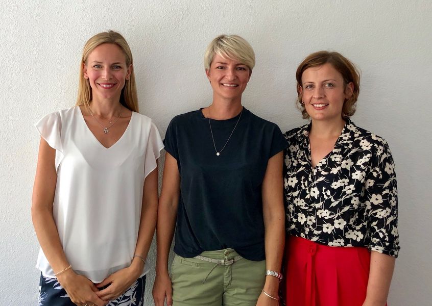 Die Organisatorinnen der Reihe „Familie an der Universität“, Marie-Helene Wünsch und Elke Penteker mit Vortragsrednerin Julia Stern vom Kinderschutzbund.