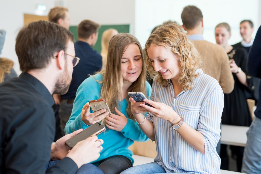 Zwei Schülerinnen nutzen am Smartphone die Software classEx@school