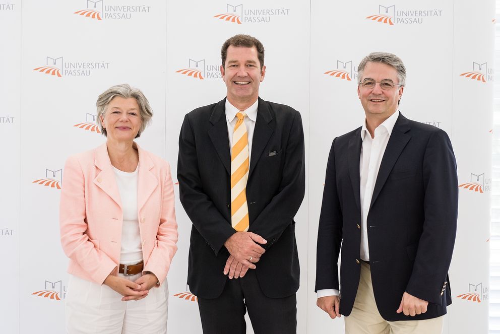 Prof. Dr. Jörg Fedtke (Mitte) mit Präsidentin Prof. Dr. Carola Jungwirth und dem Vorsitzenden des Universitätsrates, Prof. Dr. Bernd Grottel. Foto: Universität Passau