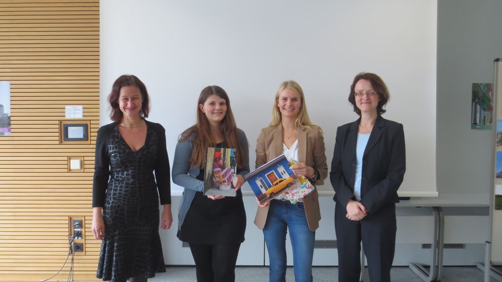 Professor Ursula Reutner (l.) and Professor Susanne Hartwig (r.) with the award winners Marie-Claire Pfeiffer (second from the left) and Theresa Lang. Photo: University of Passau