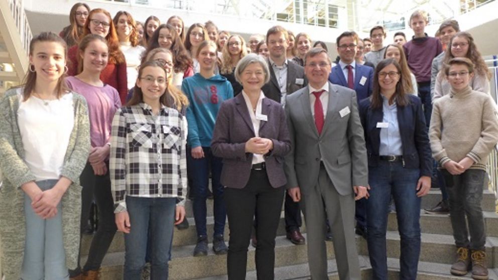 Gruppenfoto der Teilnehmerinnen und Teilnehmer der diesjährigen Talentwerkstatt mit Präsidentin Prof. Dr. Carola Jungwirth, Andreas Zenker, dem Ministerialbeauftragten Anselm Räde, Thomas Schreiner und Studienberaterin Johanna Schmidt.