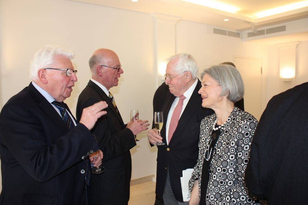 Prof. Dr. Dr. h.c. Heinrich Oberreuter, Bundestagspräsident Prof. Dr. Norbert Lammert, der ehemalige Ministerpräsident von Rheinland-Pfalz und später Thüringen Bernhard Vogel und Präsidentin Prof. Dr. Carola Jungwirth im Gespräch anlässlich der Übergabe des ersten Bandes des Staatslexikons. Foto: Verlag Herder GmbH.