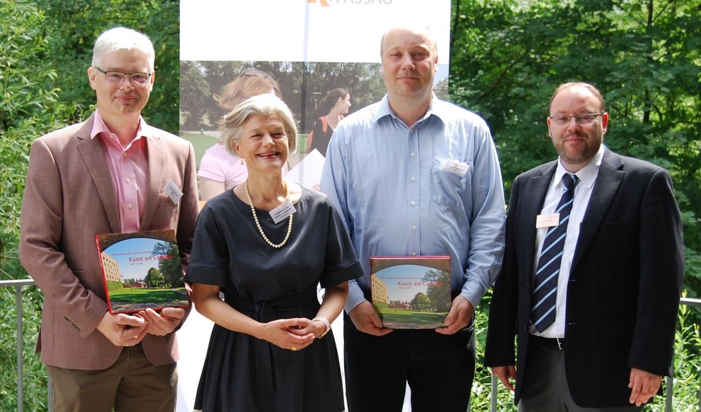 Foto mit Präsidentin Prof. Dr. Carola Jungwirth und Universitätsarchivar Mario Puhane, die die Ehemaligen mit der weitesten Anreise nach Passau begrüßen - in diesem Jahr Dr. Hauke Witthohn und Horst Jorißen, beide aus dem Raum Hamburg.