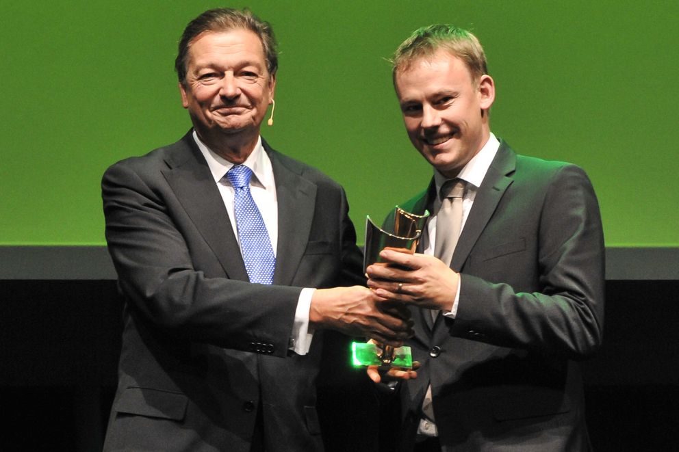 Dr. Stefan Mang und Laudator Hartmut Geldmacher (Stiftungsratsvorsitzender der Bayerischen EliteAkademie) bei der Preisübergabe.