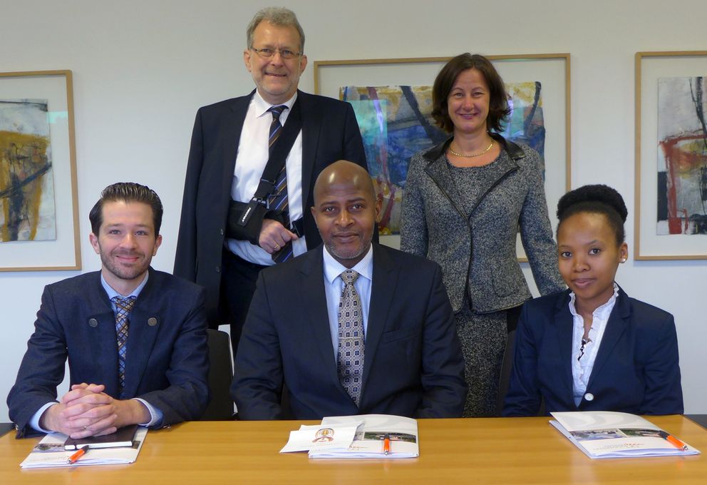 Bildhinweis: Generalkonsul George Monyemangene (M.), Vizekonsulin Ogaufi Masibi (r.) und Marc Müller wurden von Präsident Prof. Dr. Burkhard Freitag und Vizepräsidentin Prof. Dr. Ursula Reutner empfangen. Foto: Universität Passau