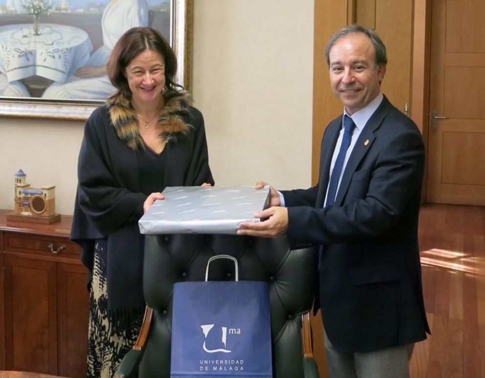 Vice President Ursula Reutner hands a gift to Vice President Perdo Farias Battle.
The delegation from Passau at the reception in Malaga's City Hall. From right to left:  Professor Ilia Polian (Chair of Computer Engineering), Barbara Zacharias (Head of the International Office and Student Services Division), Professor Daniela Wawra (Chair of English Language and Culture), Professor Carola Jungwirth (Chair of International Management), Mayor Francisco de la Torre Prados, Vice President Ursula Reutner (Chair of Romance Languages and Cultures and Director of the Language Centre), Anja Schuster (Head of Communication and Marketing), Gemma del Corral Parra (Director of Culture and Education of the City of Malaga), Javier Hernández (Director of Tourism of the City of Malaga).