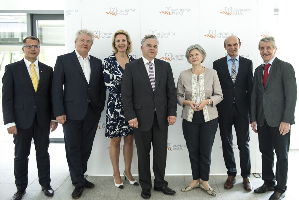 Christoph Helmschrott, Prof. Sigmund Gottlieb, Simone Tucci-Diekmann, Dr. Achim Dilling, Prof. Dr. Carola Jungwirth, Thomas Werrlein, Prof. Dr. Walter Schweitzer (von links).