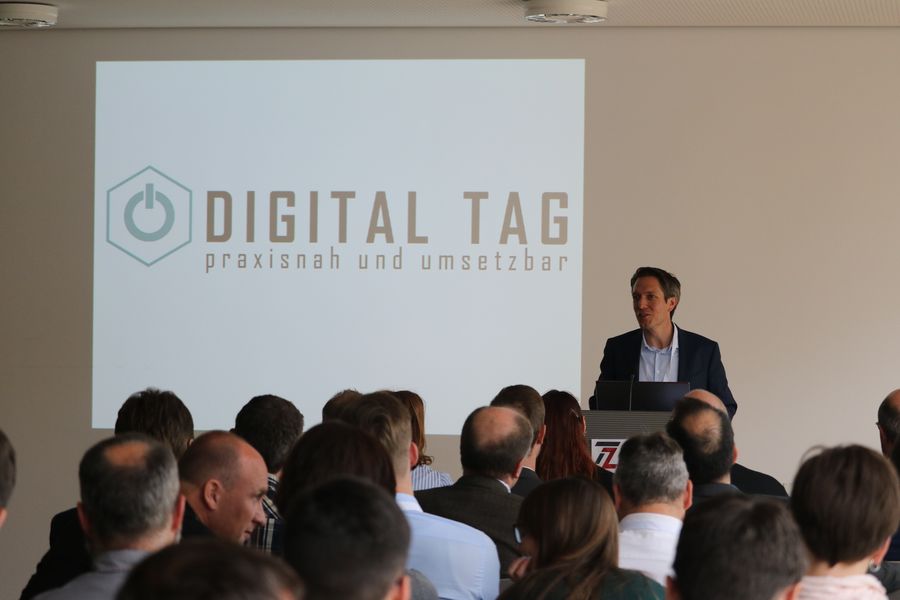 Sebastian Meißner vom TZ Puls bei der Begrüßung der Besucherinnen und Besucher des Digital Tags.