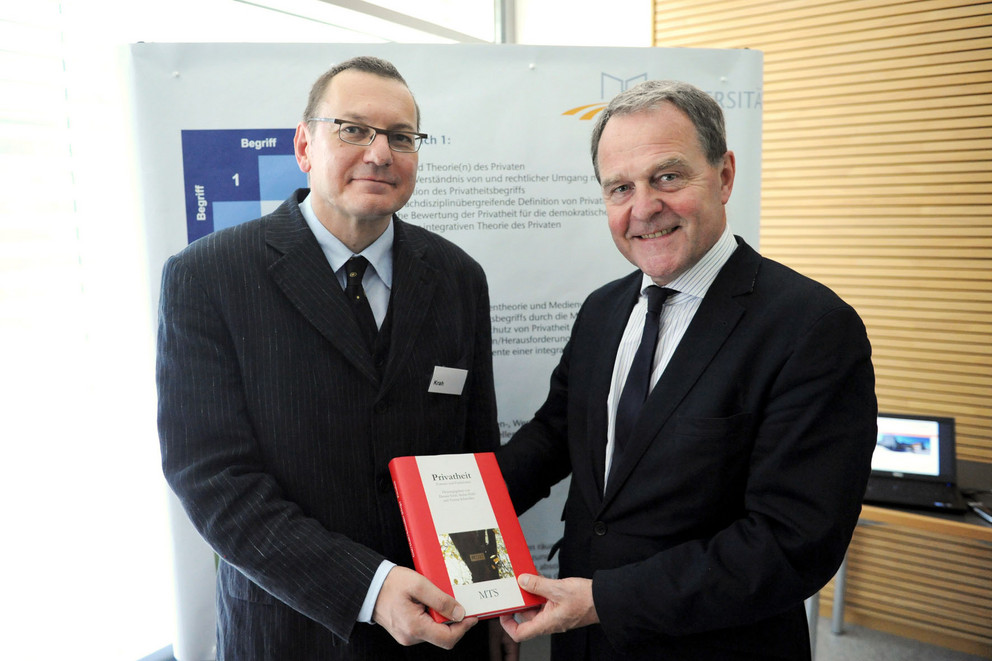 Staatsminister Dr. Wolfgang Heubisch und Universitätspräsident Prof. Dr. Walter Schweitzer (v.l.)
Prof. Dr. Hans Krah, designierter Sprecher des Graduiertenkollegs, und Staatsminister Dr. Wolfgang Heubisch (v.l.)