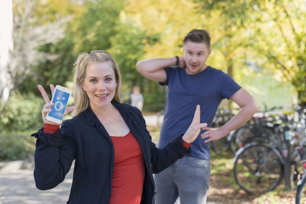 Studierende mit Smartphone